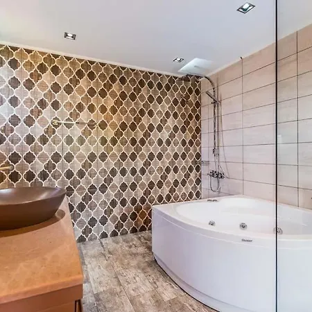 Sleeps 6 With Pool Air Con And Wifi