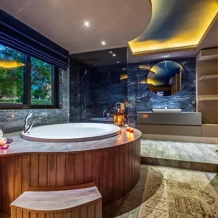 Villa Sleeps 6 With Pool Air Con And Wifi