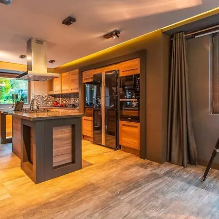 Sleeps 6 With Pool Air Con And Wifi *