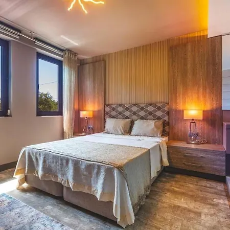 Villa Sleeps 6 With Pool Air Con And Wifi *