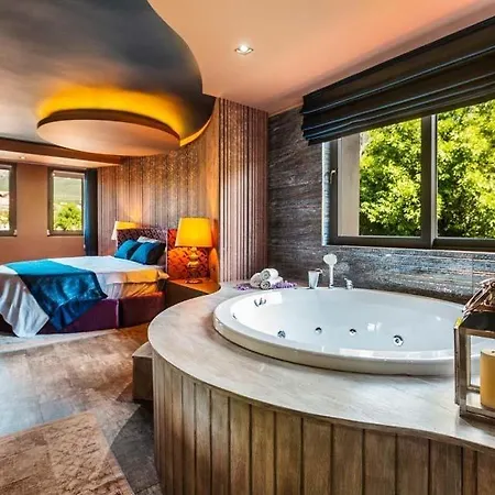 Sleeps 6 With Pool Air Con And Wifi *